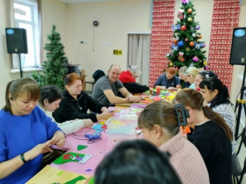 В "Клубе села Анна" прошла акция "Подарок солдату" волонтеры села своими руками сделали и украсили подарочные мешочки из фетра. Эти сувениры станут знаком поддержки и заботы для наших защитников.