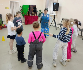 16 февраля мы отмечаем именины забавной и озорной Кикиморы! Она пришла к ребятам в "Клуб села Анна", чтобы повеселить всех и порассказать о своих проделках.
