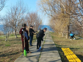 Сотрудниками "Клуба села Анна" был организован субботник по уборке территории Монумента жителям, павшим в сражениях Великой Отечественной войны.