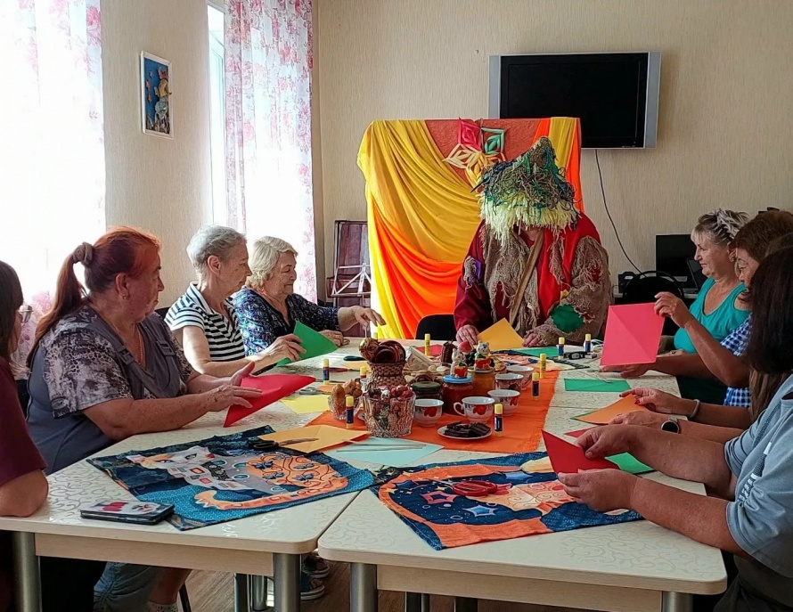 Осень в руках: творчество и традиции! На встрече любительского объединения «Рукодельница» участники создали своими руками яркие осенние листки, наполнив атмосферу теплом и уютом.